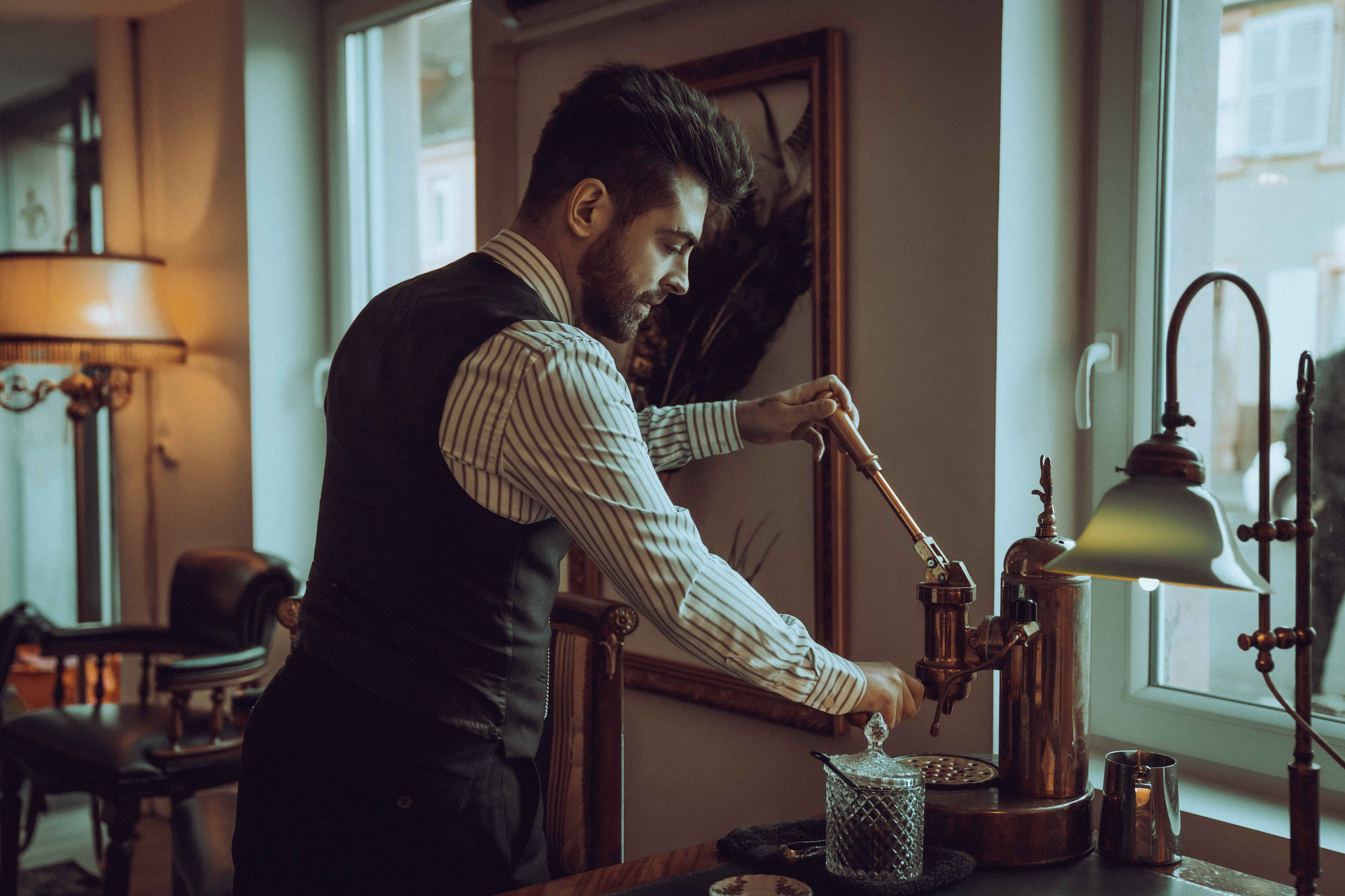 Barbier preparant le cafe au salon Bazaar Colmar
